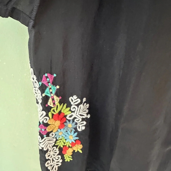 Johnny Was Woman's Black Embroidered V-Neck Long Sleeve Tunic Blouse Tag Removed - Picture 6 of 10